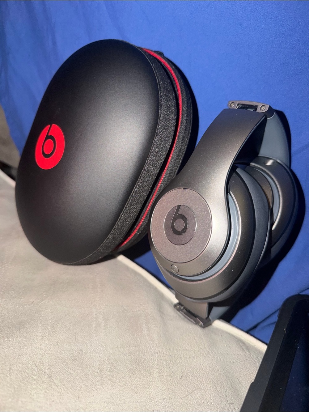 BEATS Wireless Over-Ear Headphones - Silver